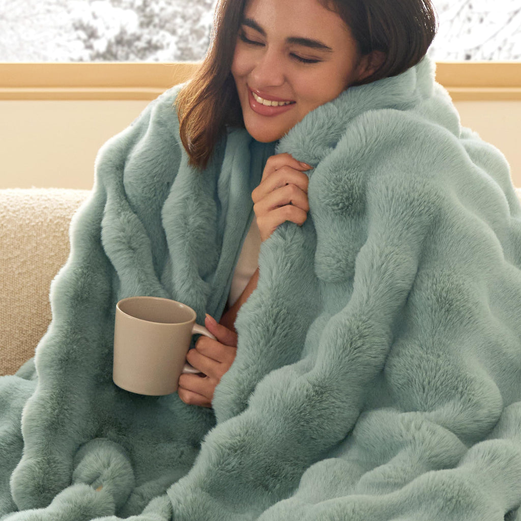 Bedsure GentleSoft Fluffy Faux Fur Throw Blanket for Couch, Soft Fuzzy Fleece Blankets & Throws, Cream Bed Decor Cozy Gifts for Women Teen Girls, Minky Thick Warm Plush Gifts for Birthday, Anniversary